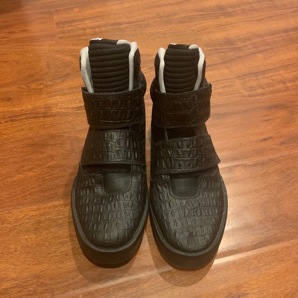 Men’s US 9 Nike Hot Tops